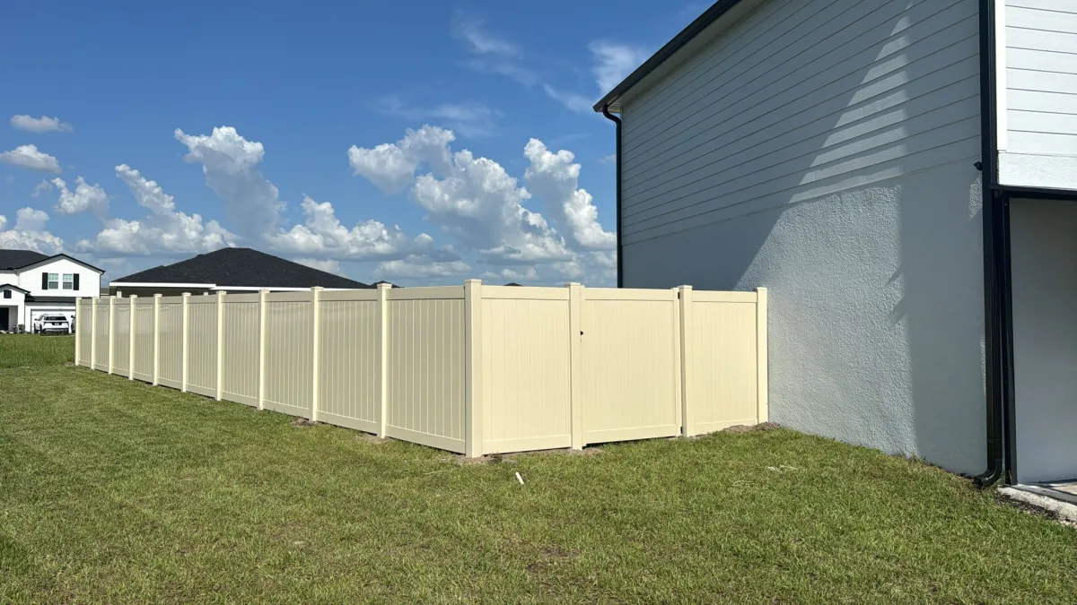 Vinyl privacy corner in Central Florida