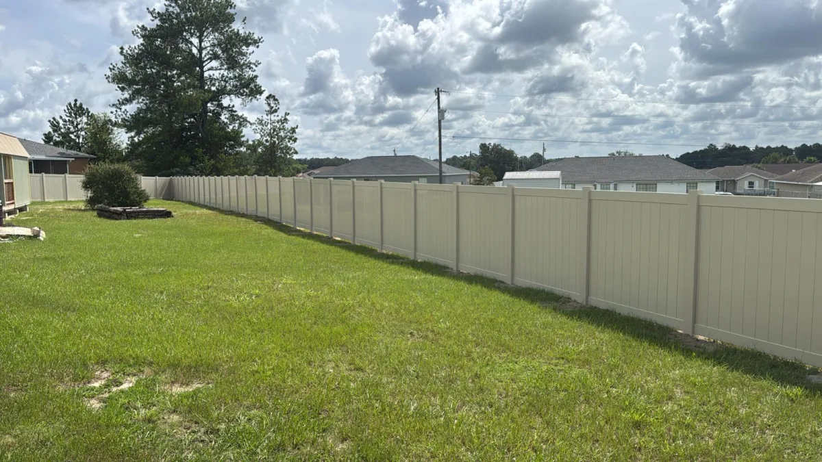 Driveway gate in vinyl in Central Florida