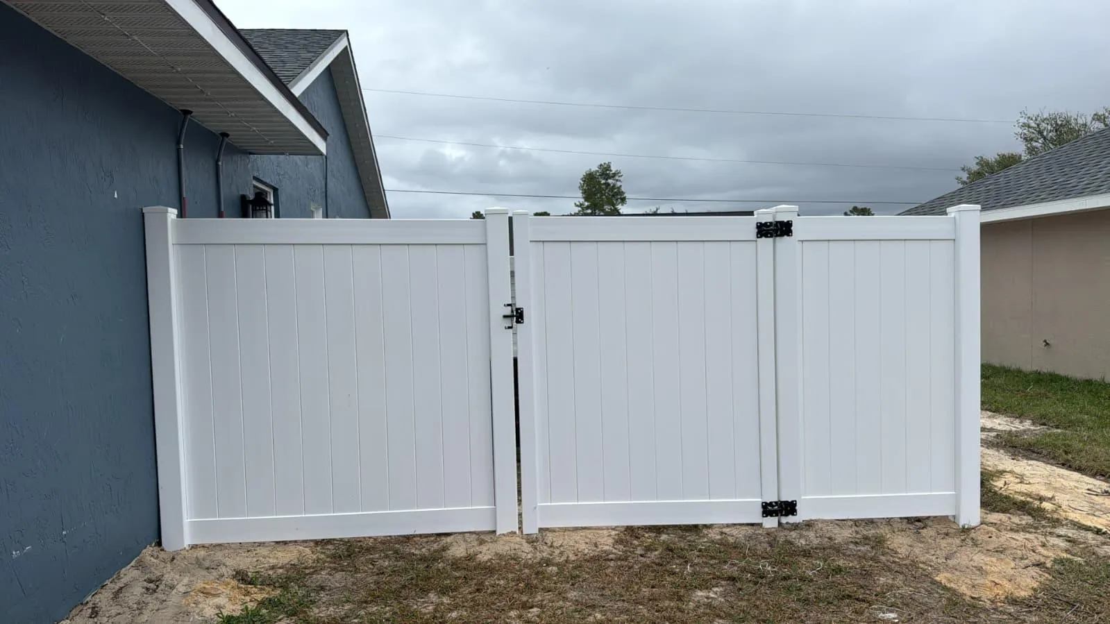 Vinyl privacy fence, long run in Central Florida